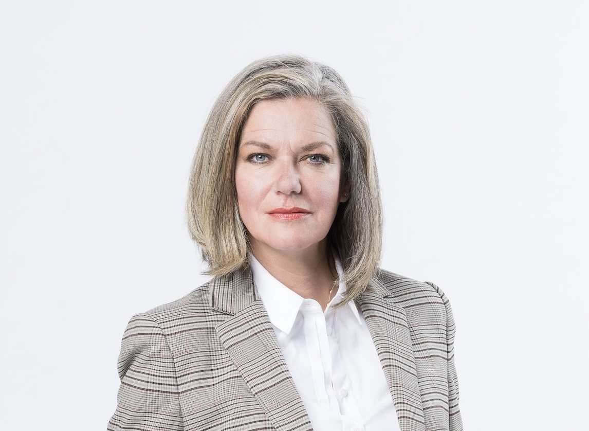 Petra Huth blickt in die Kamera.