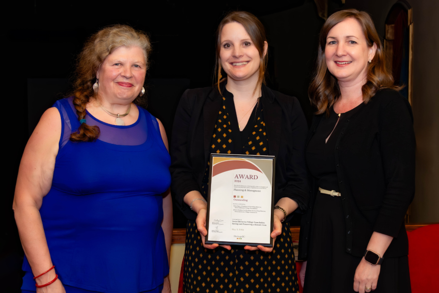 Von links nach rechts: Kirstin Clausen, Direktorin der Heritage BC, Ilona Spaar, Preisträgerin, und Berdine Jonker, Mitglied des Vorstands von Heritage BC