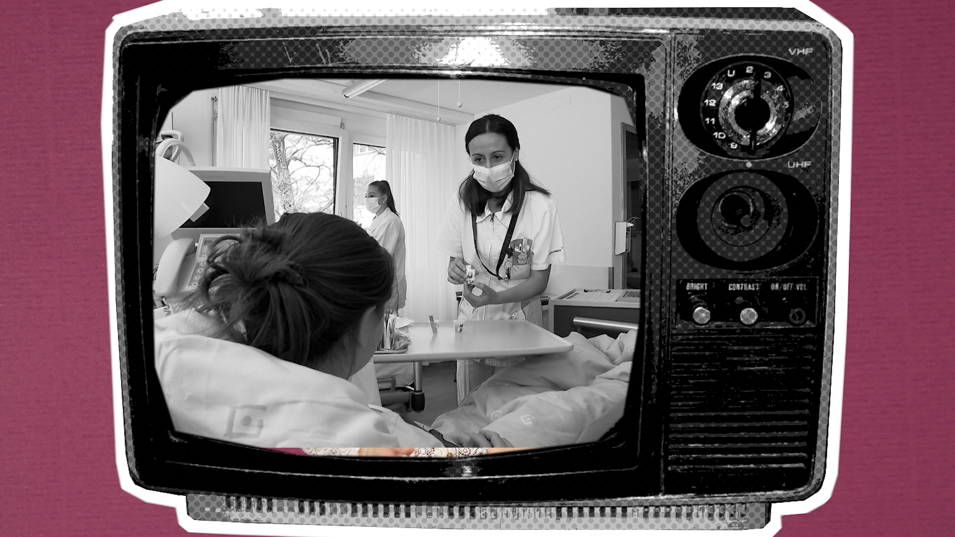 Operatrice sanitaria in bianco e nero in una tv