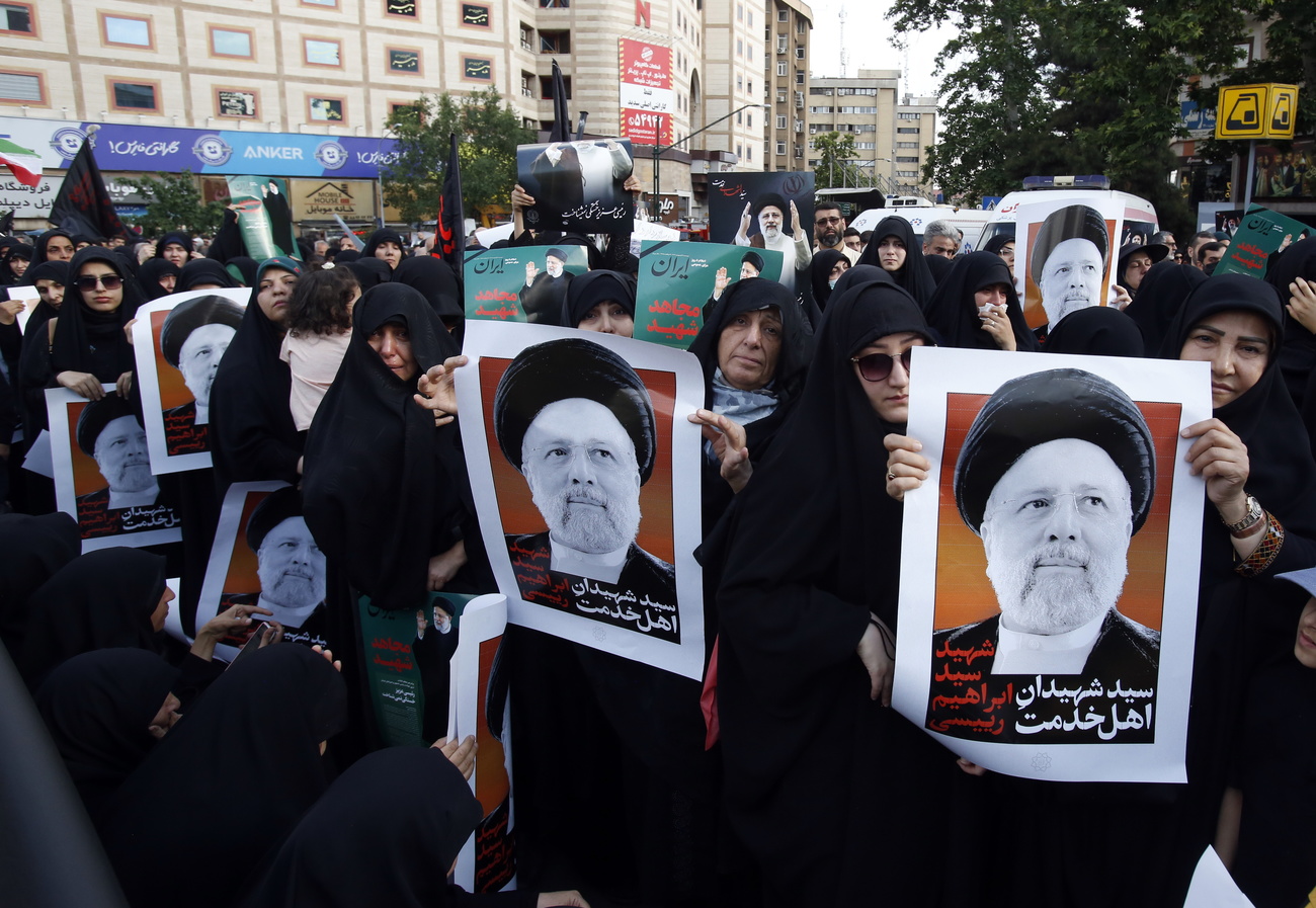 مشيّعات في إيران يحملون صور الرئيس الراحل إبراهيم رئيسي.