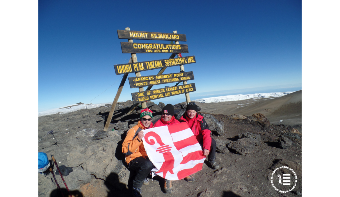 Jonathan Fleury a emporté le drapeau sur le Kilimandjaro.
