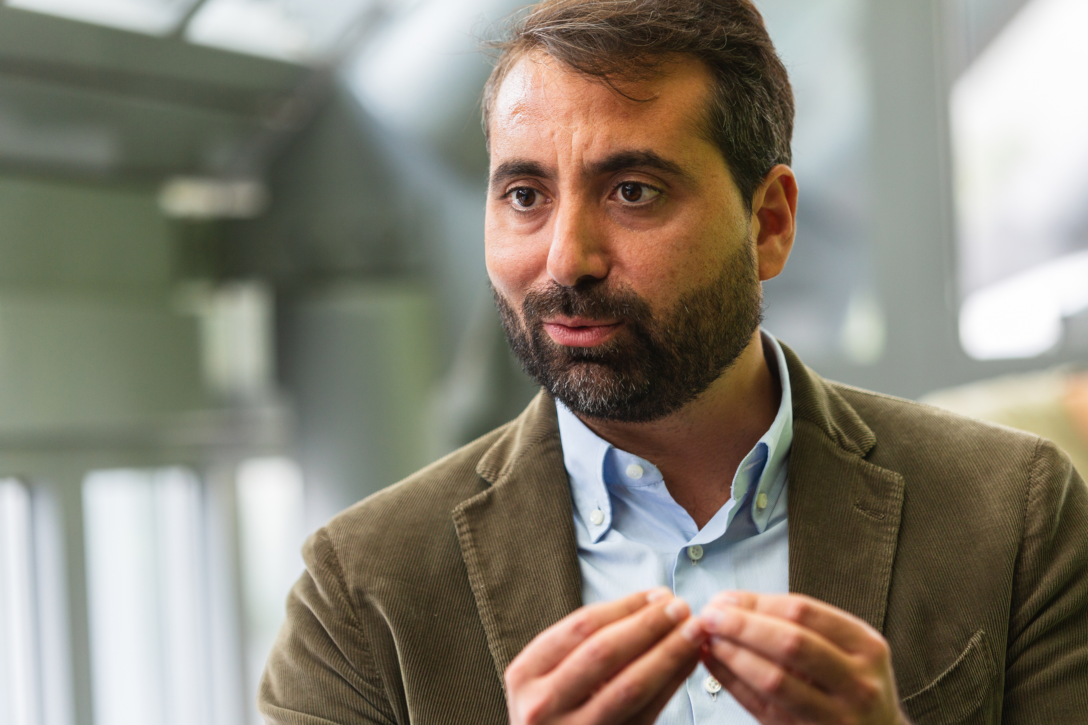 Mann im Anzug im Gespräch