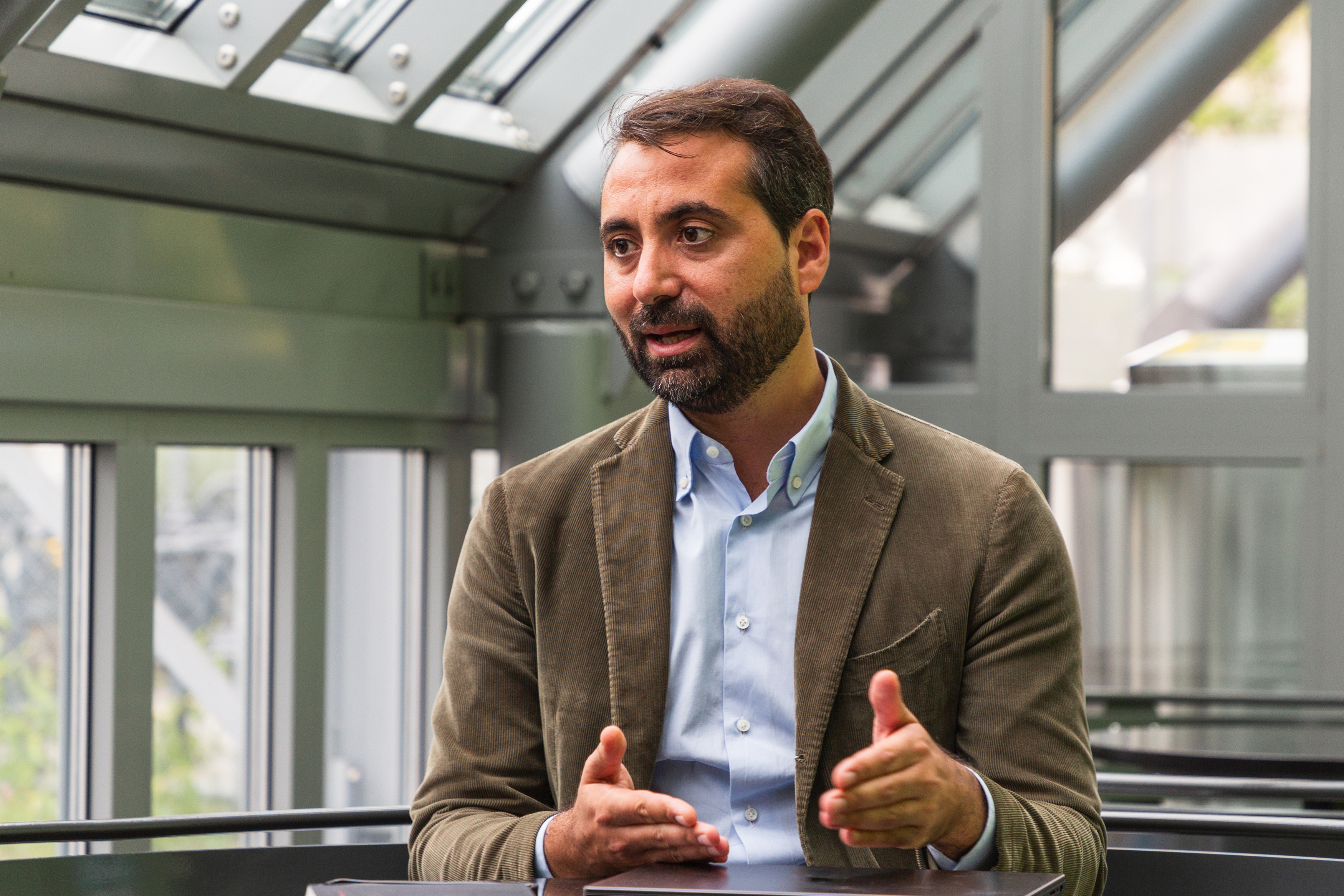 Mann im Anzug im Gespräch