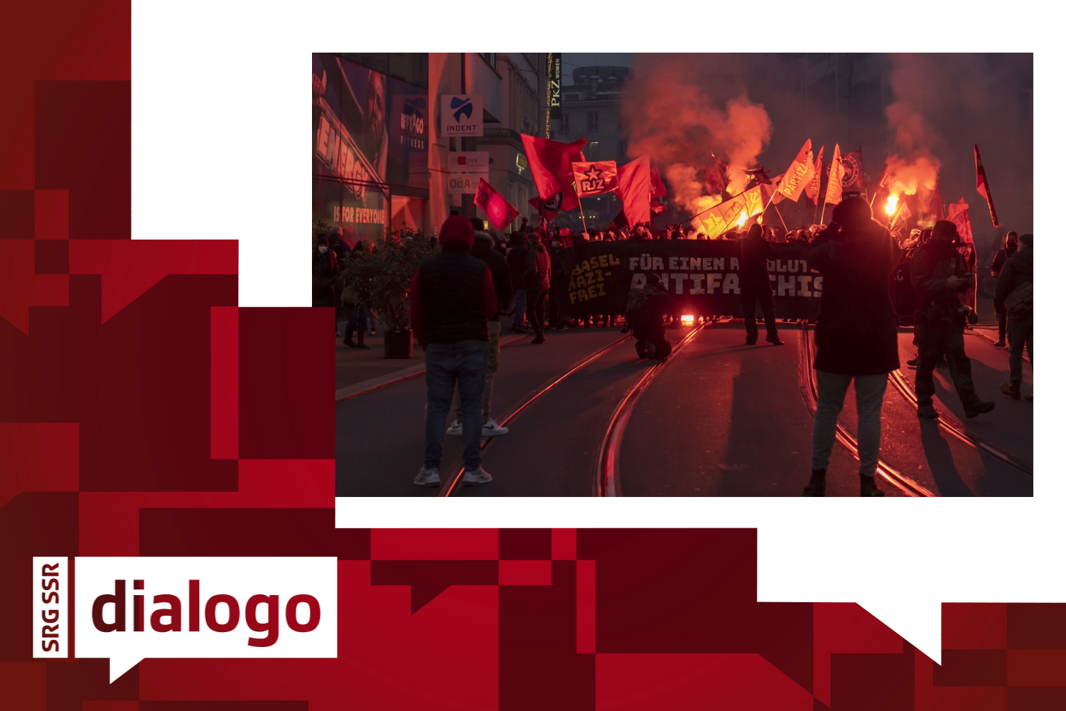Manifestanti tengono striscioni alla manifestazione Basel Nazifrei a Basilea, sabato 28 novembre 2020