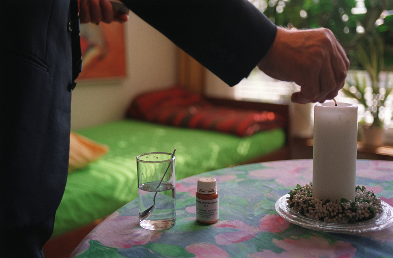 person zündet kerze an