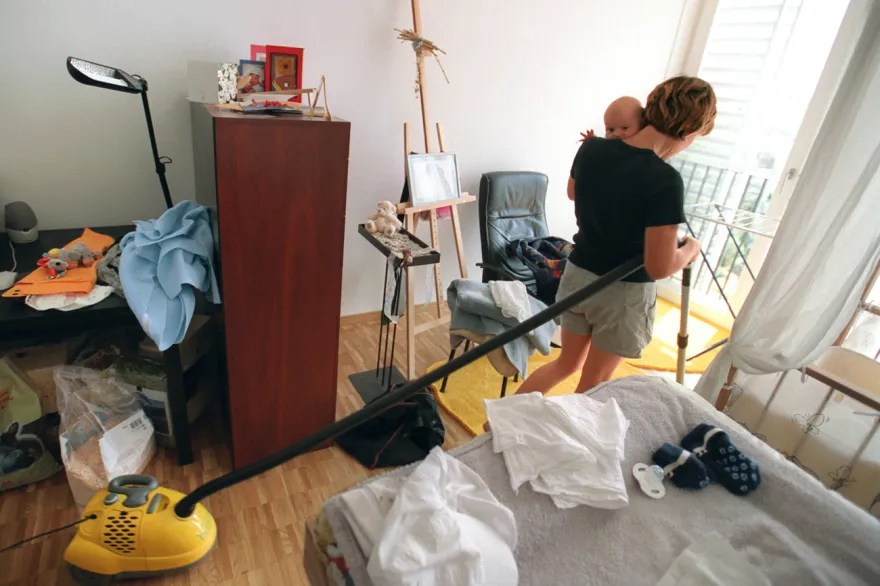 Frau mit Baby im Haushalt