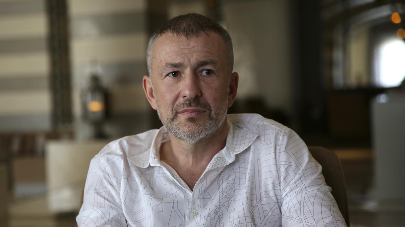 Andrej Melnitschenko, in weissem Hemd, blick in die Kamera.