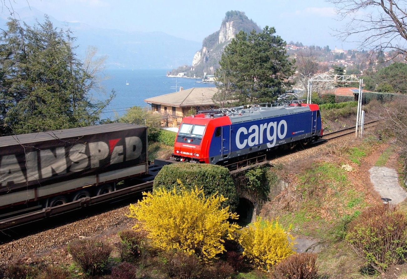 Convoglio cargo vicino a Luino