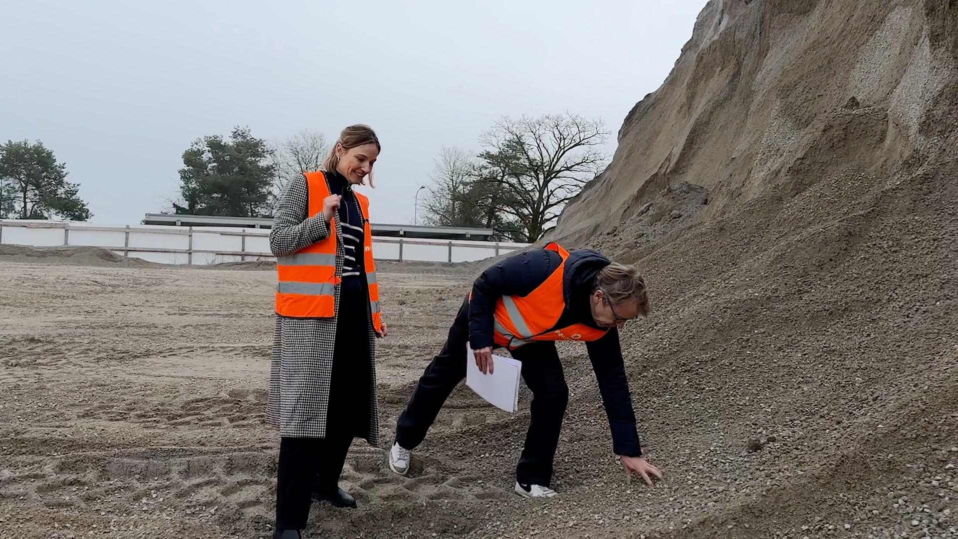 ein Mensch wühlt in einem Dreckhaufen