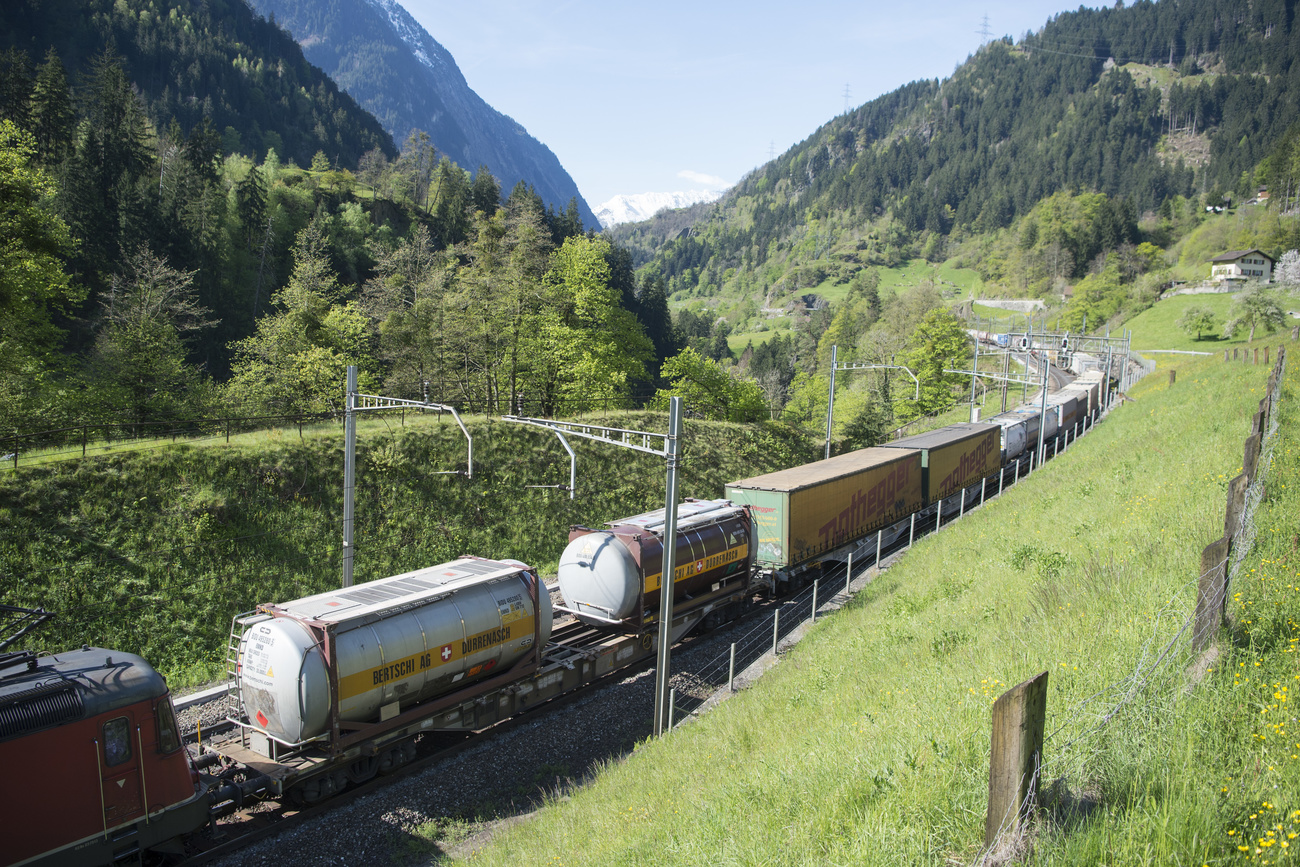 Treno merci sulla linea del San Gottardo.