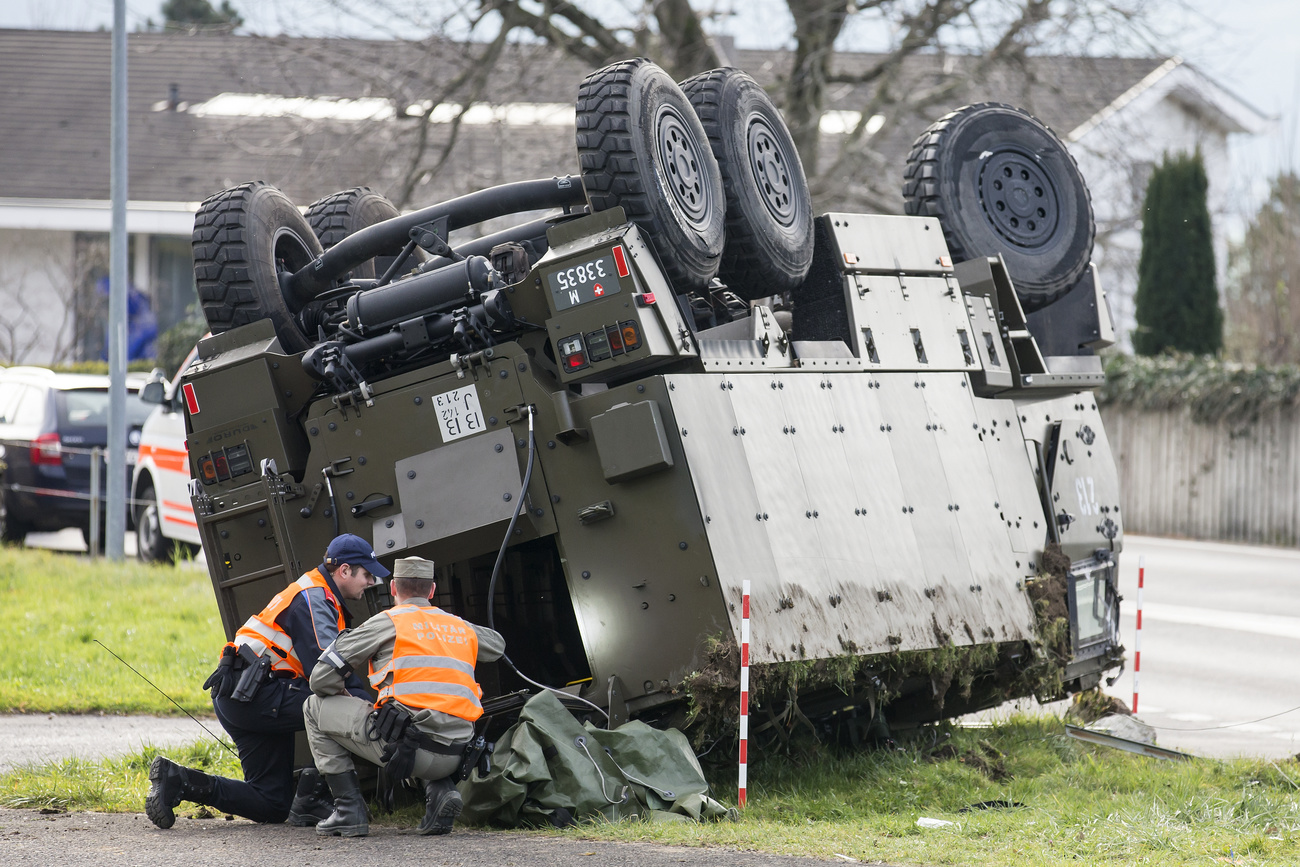 mezzo militare capovolto