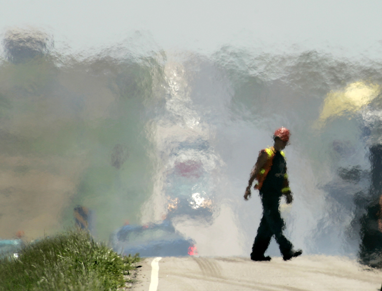 operaio cammina su strada, immagine distorta dal calore