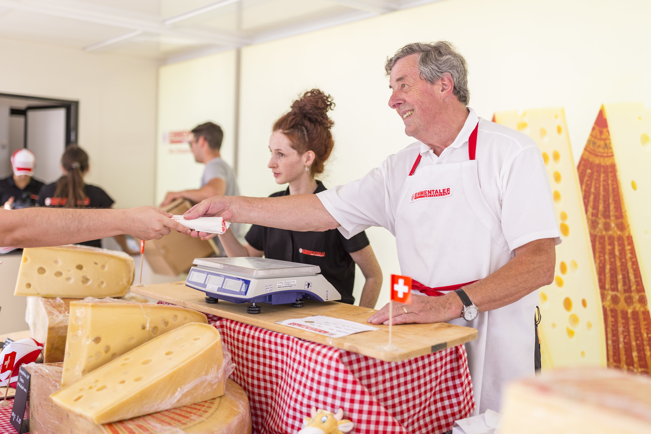 verkäufer mit emmentaler käse