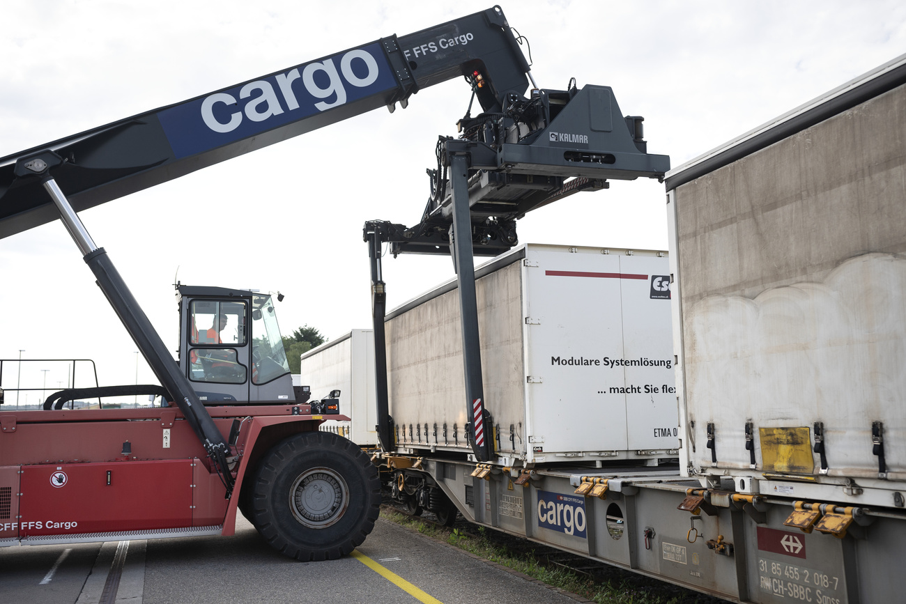 gru carica un container