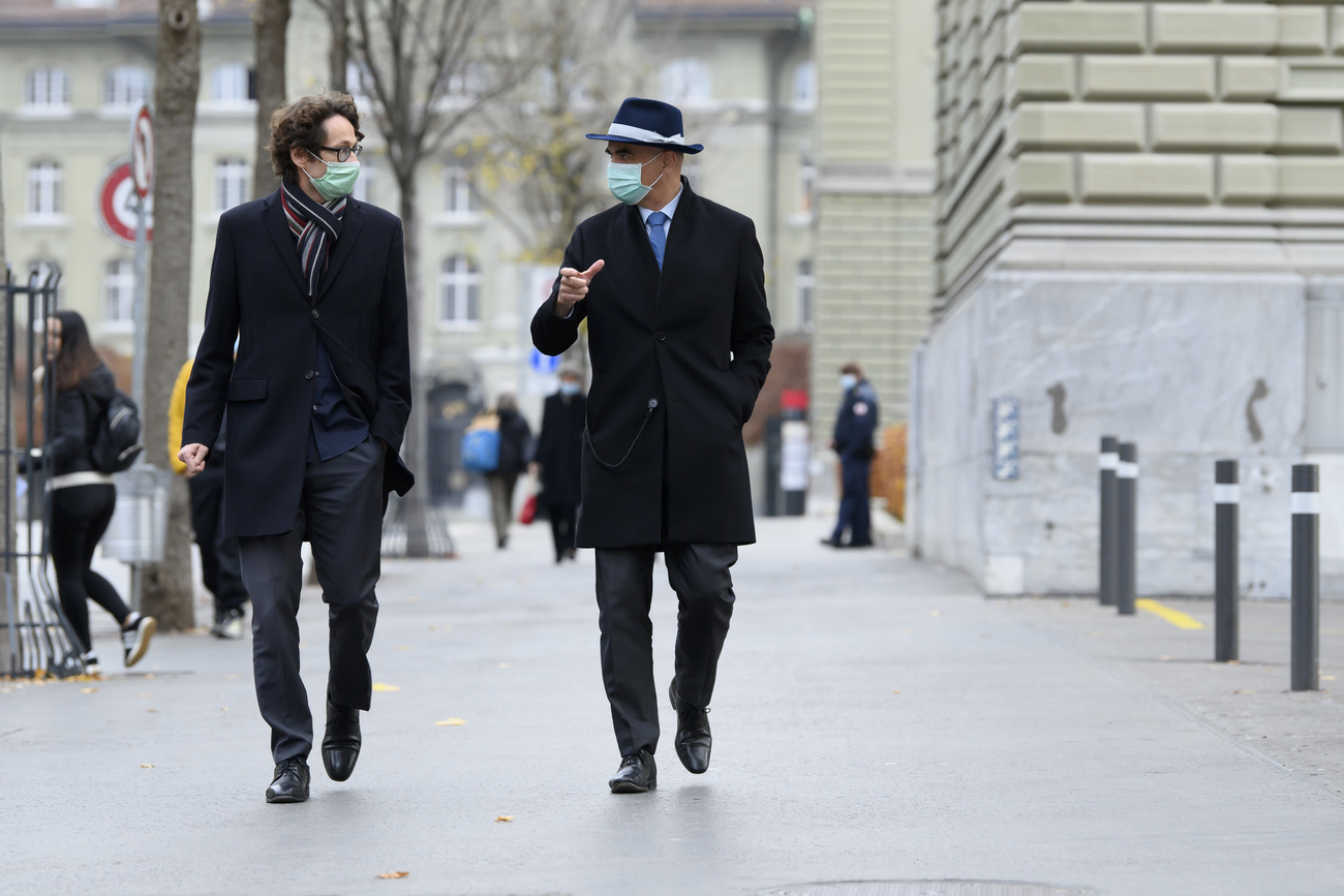 EDI Kommunikationschef Peter Lauener, links, und Bundesrat Alain Berset, rechts, schreiten zu den Von-Wattenwyl-Gespraechen, am Freitag, 13. November 2020, in Bern. An den traditionellen Gespraechen, die aufgrund der Krise um die Pandemie des Coronavirus, Covid-19 nicht im bundesraetlichen Von-Wattenwyl-Haus, sondern am Sitz des Finanzdepartements im Bernerhof stattfinden, bereiten die SpitzenvertreterInnen der Bundesratsparteien zusammen mit ihren BundesraetInnen die folgende Session der Eidgenoessischen Raete vor. (KEYSTONE/Anthony Anex)