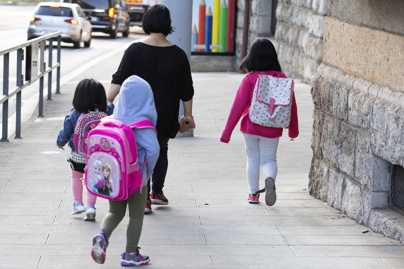 Des enfants marchent dans la rue