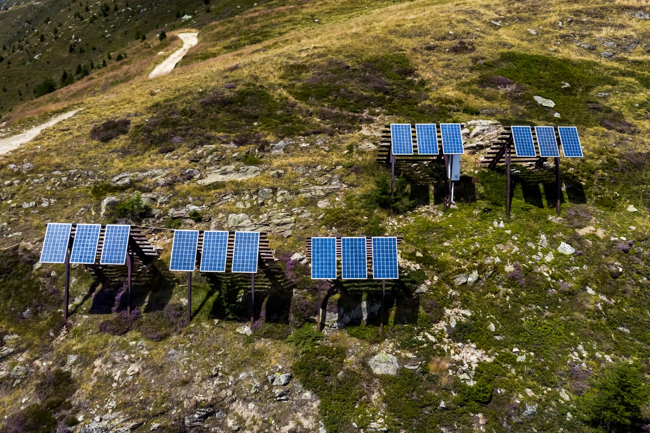 pannelli solari installati su ripari valangari in montagna