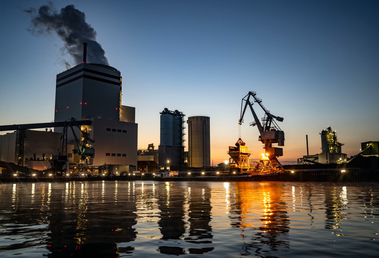 Das Kraftwerk in Lünen, das sich in eimem See spiegelt.