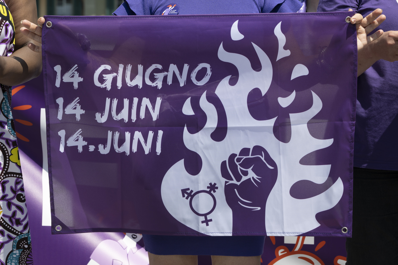 Un manifesto con la scritta 14 giugno nelle tre lingue nazionali.