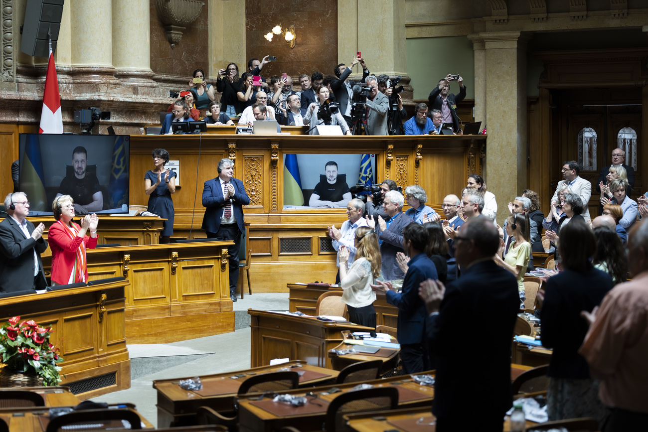 Collegamento con Zelensky nel Parlamento svizzero.
