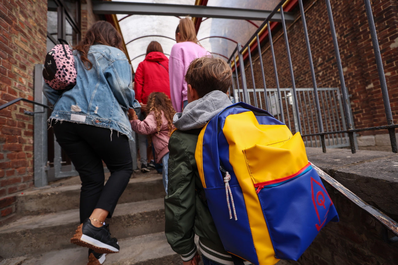 bambini portati a scuola dai genitori