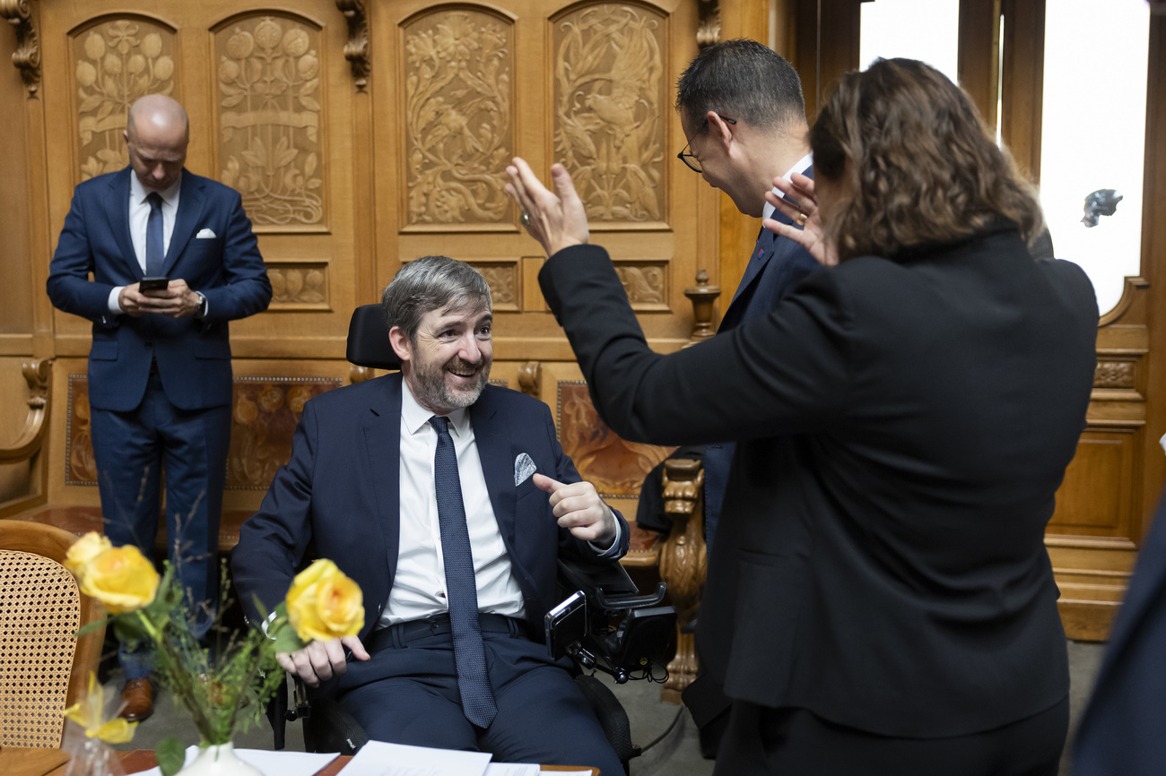 philipp kutter wird von nationalrät:innen begrüsst
