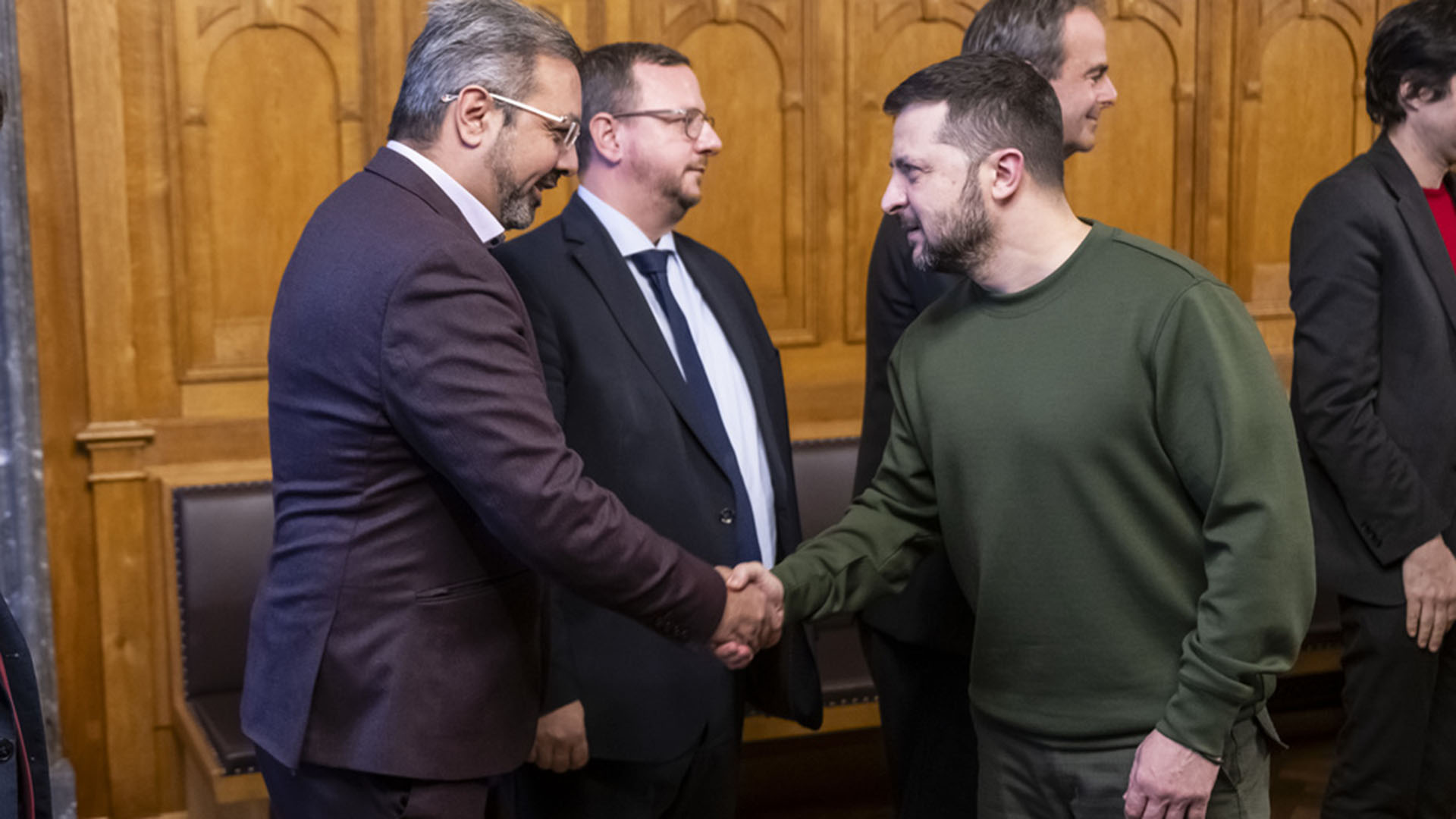 Zelensky stringe la mano al parlamentare parlamentare Nik Gugger.