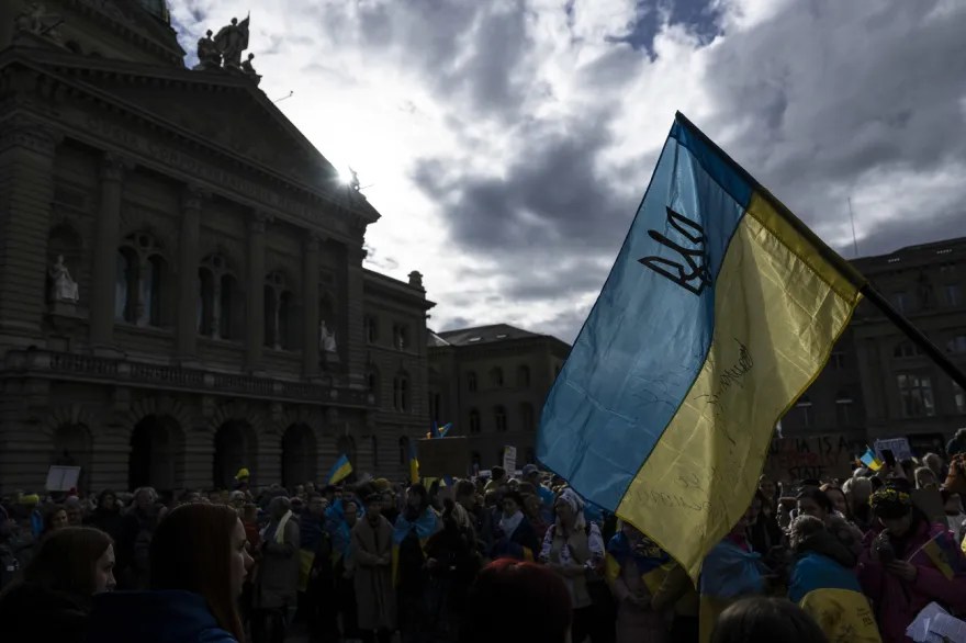 Ukrainische Flagge vor dem Bundeshaus