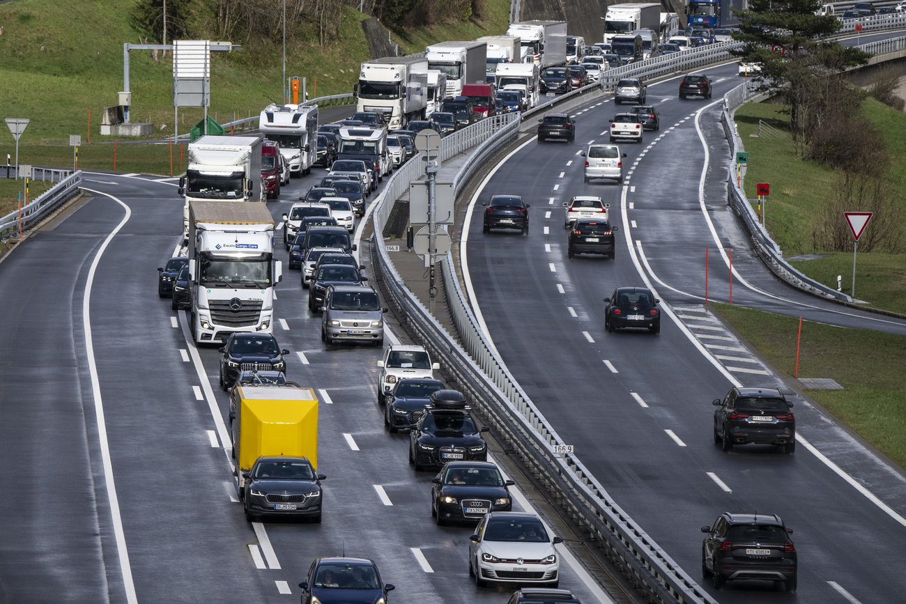 auto incolonnate in autostrada