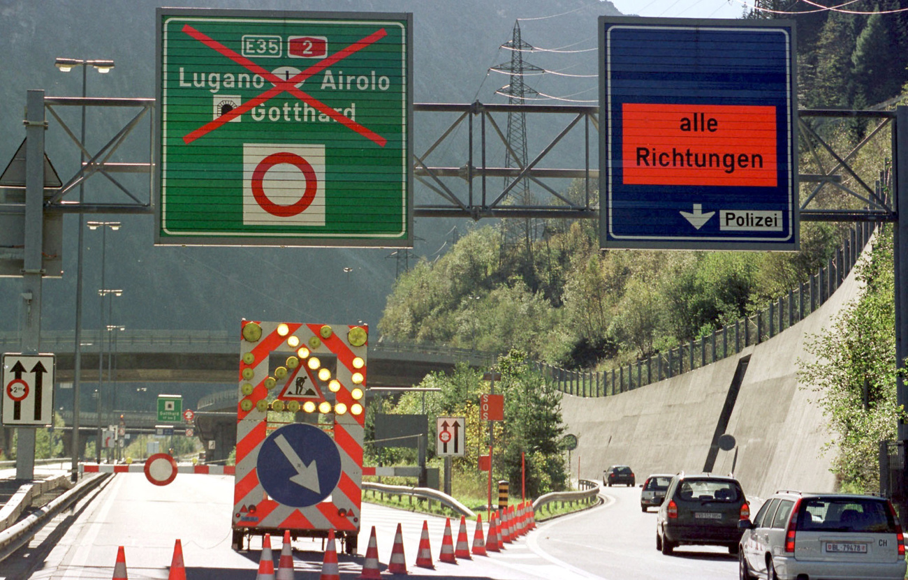 autostrada con cartelli