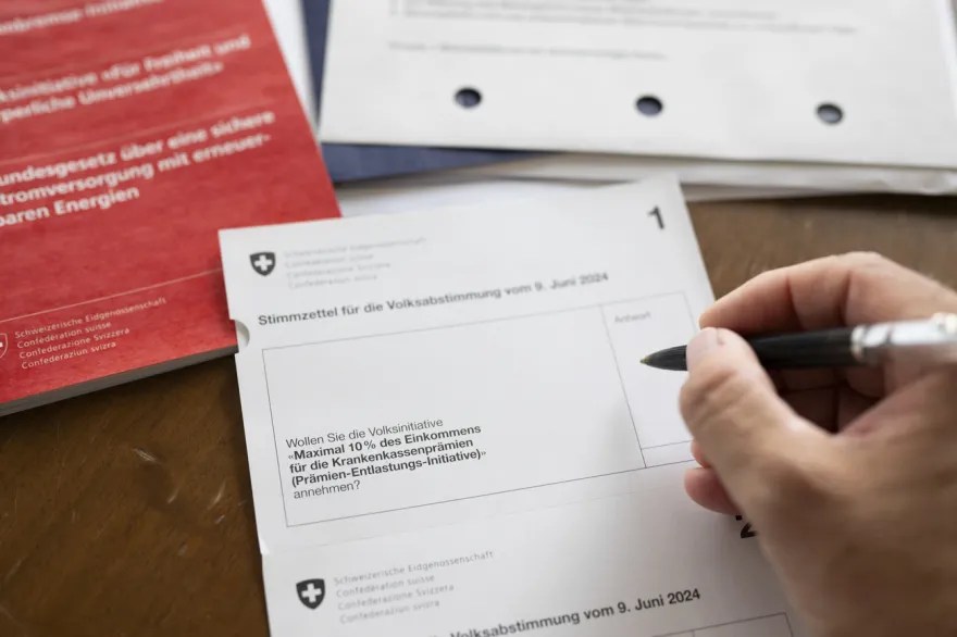 eine person füllt den stimmzettel aus