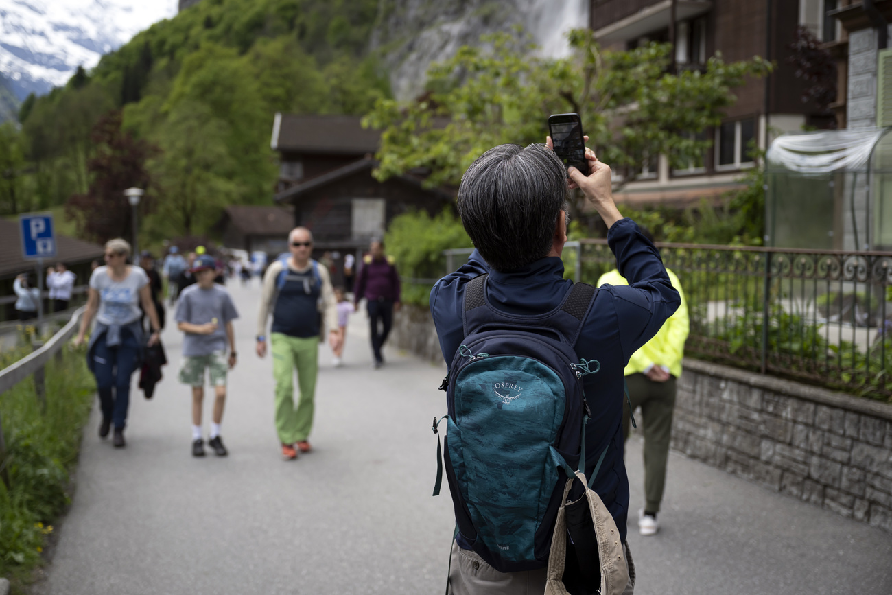 turista fotografa casa a lauterbrunnen