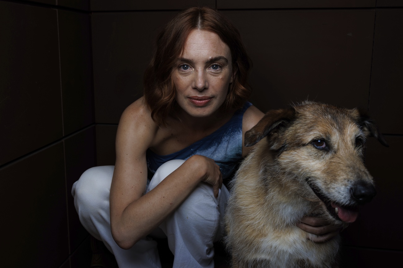 Laetitia Dosch, director of "Dog on Trial", with Cosmos, the star of the film.