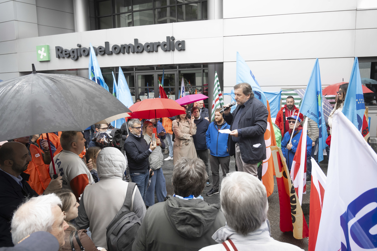 Protesta sindacale davanti al Palazzo della Regione Lombardia.
