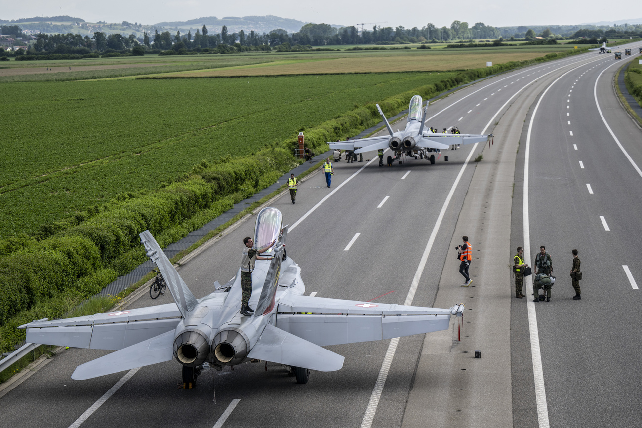 В Швейцарии прошли военно-воздушные манёвры «Альфа Уно», в рамках которых ВВС страны отрабатывали взлет и посадку на автобан А1 между городами Аванш и Пайерн.