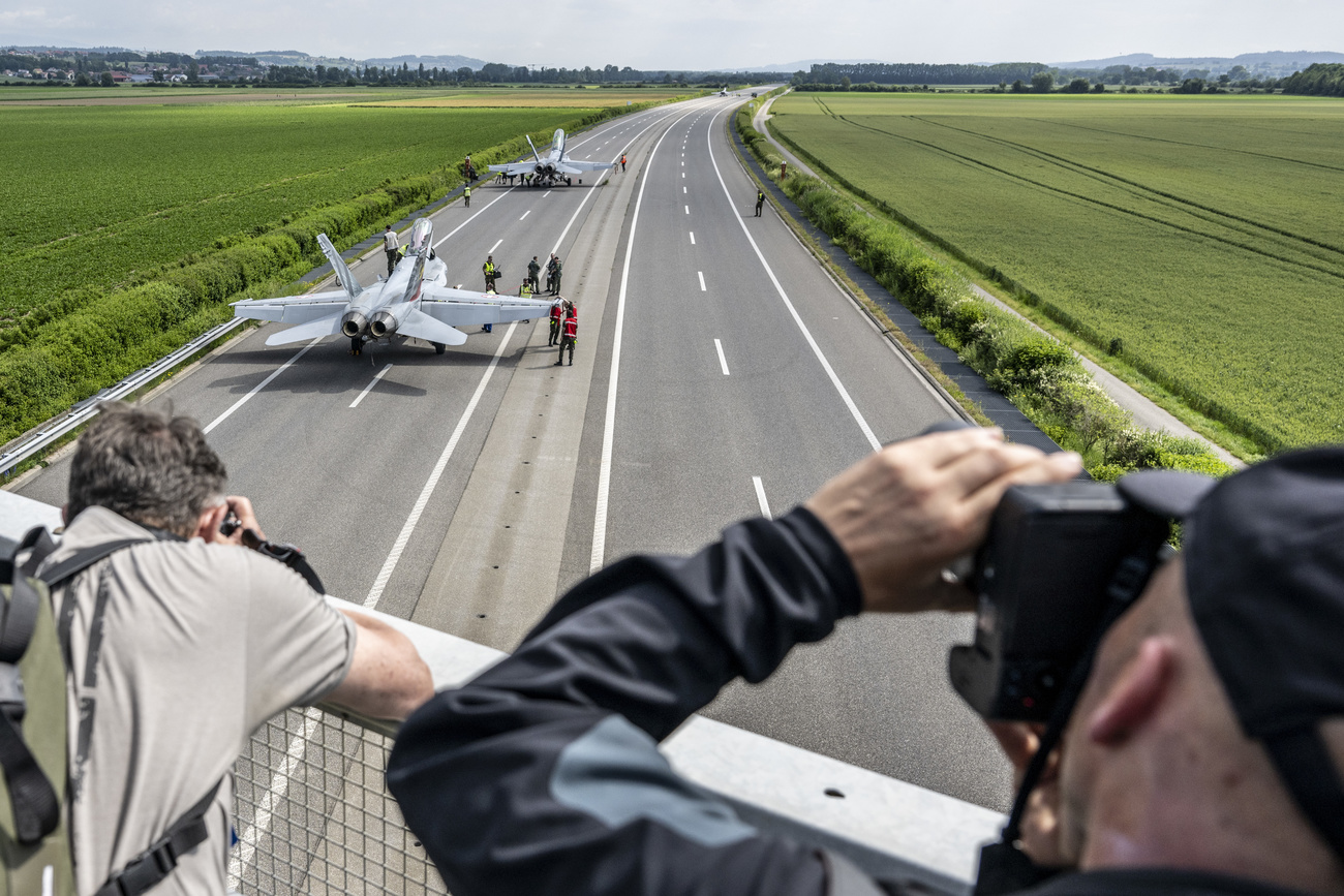 mann fotografiert die jets auf der autobahn
