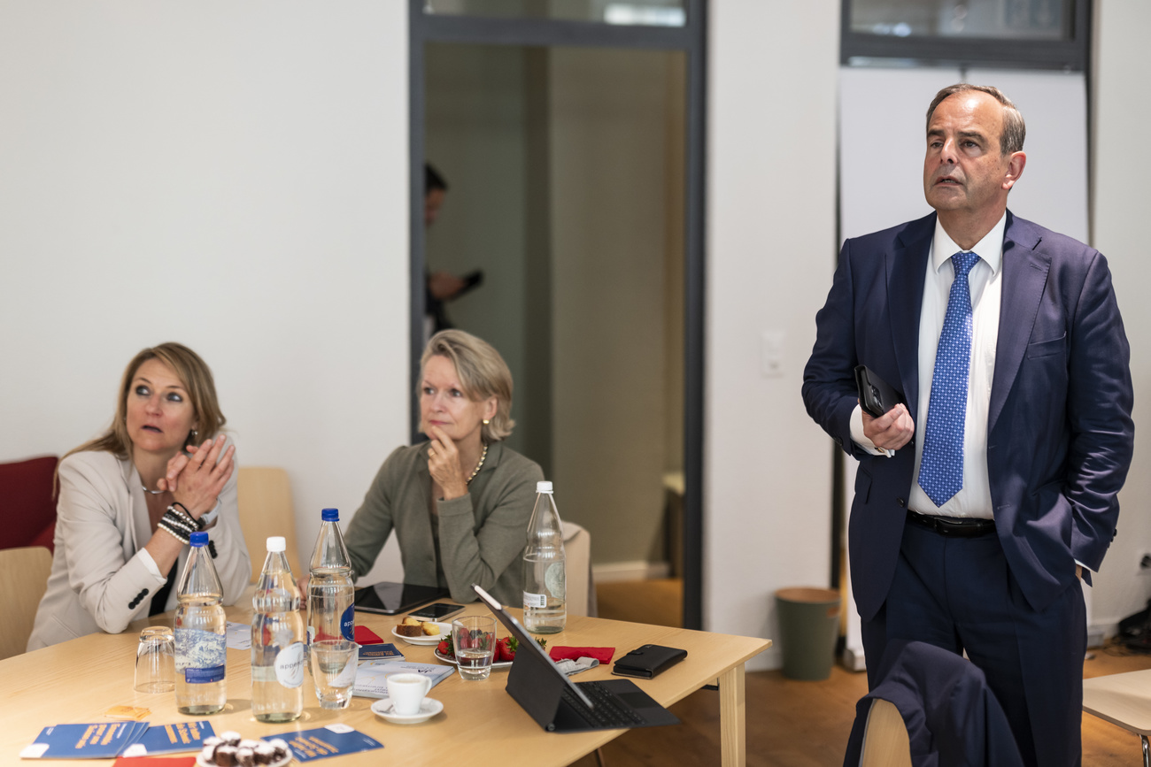 Mitte-Präsident Gerhard Pfister nimmt das Zwischenresultat entgegen