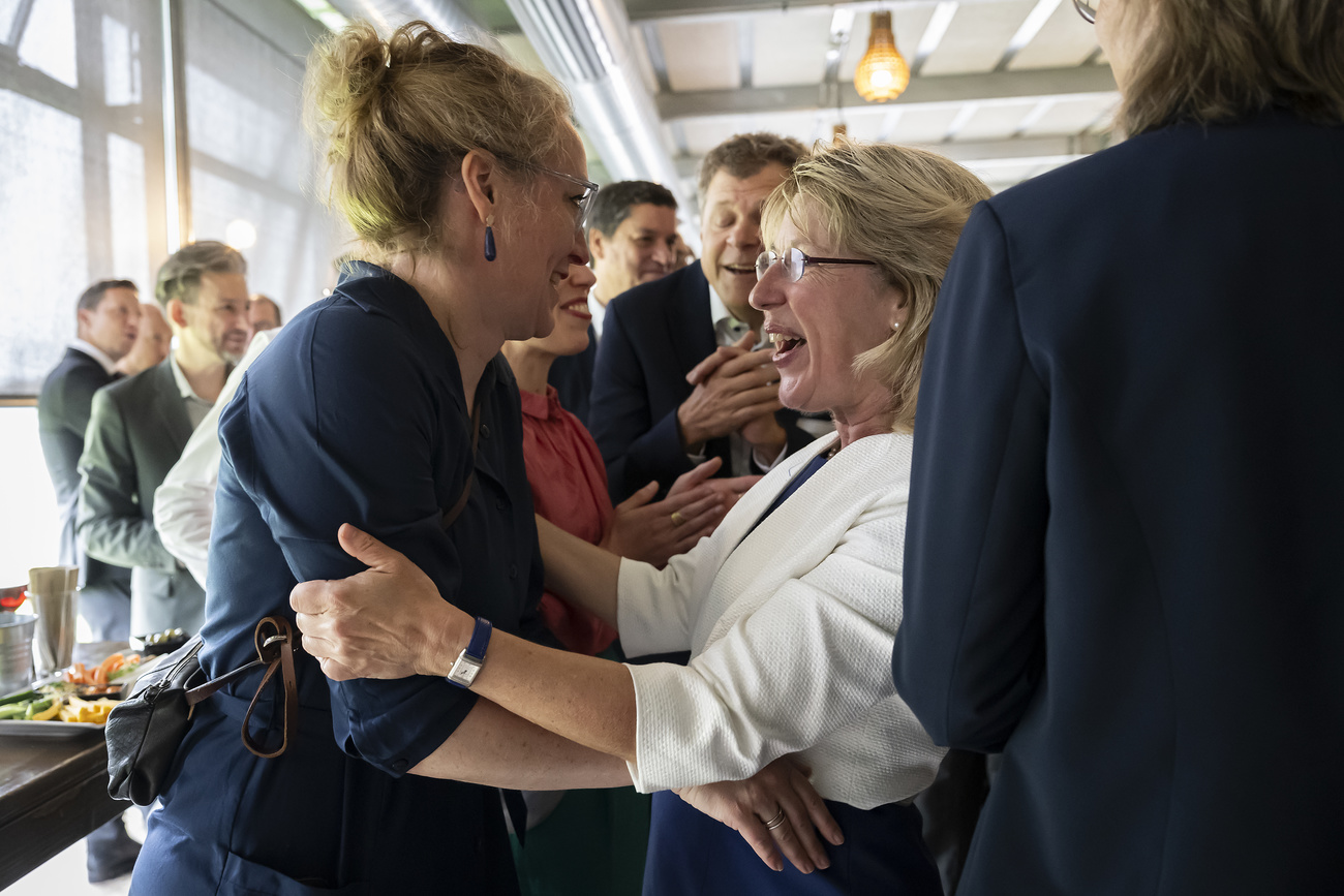 Grüne Frauen freuen sich
