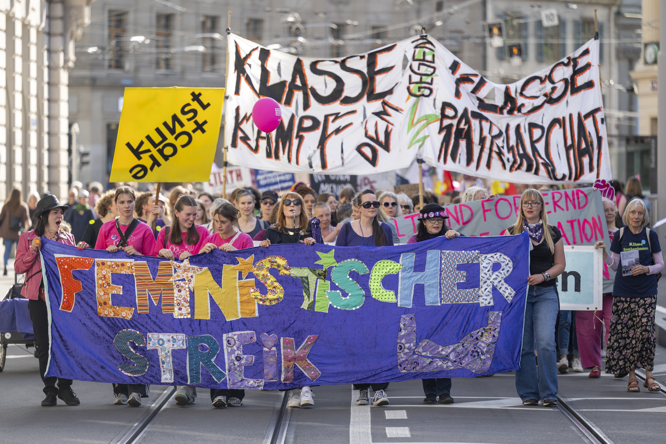 Women’s strike demos held in several Swiss cities SWI swissinfo.ch