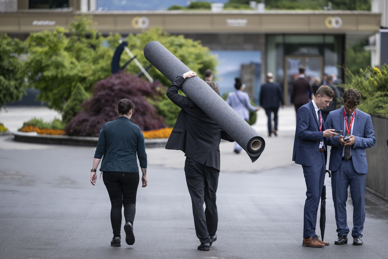 Persona trasprota un tappeto piegato