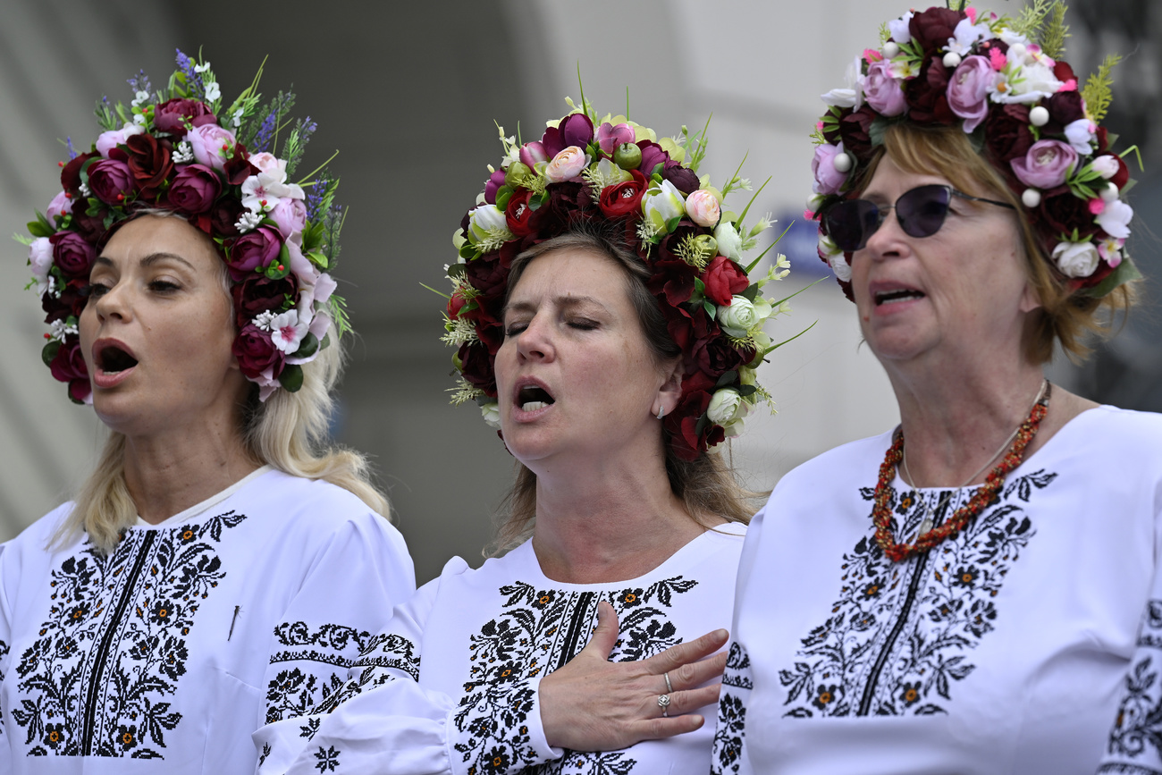 ukrainische Sängerinnen mit Blumenkränzen im Haar