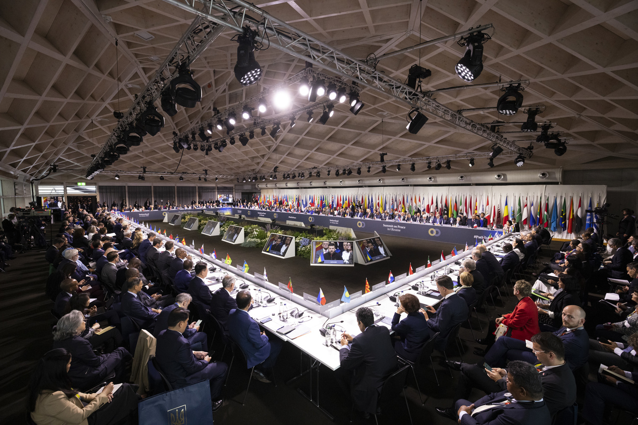 diverse persone riunite