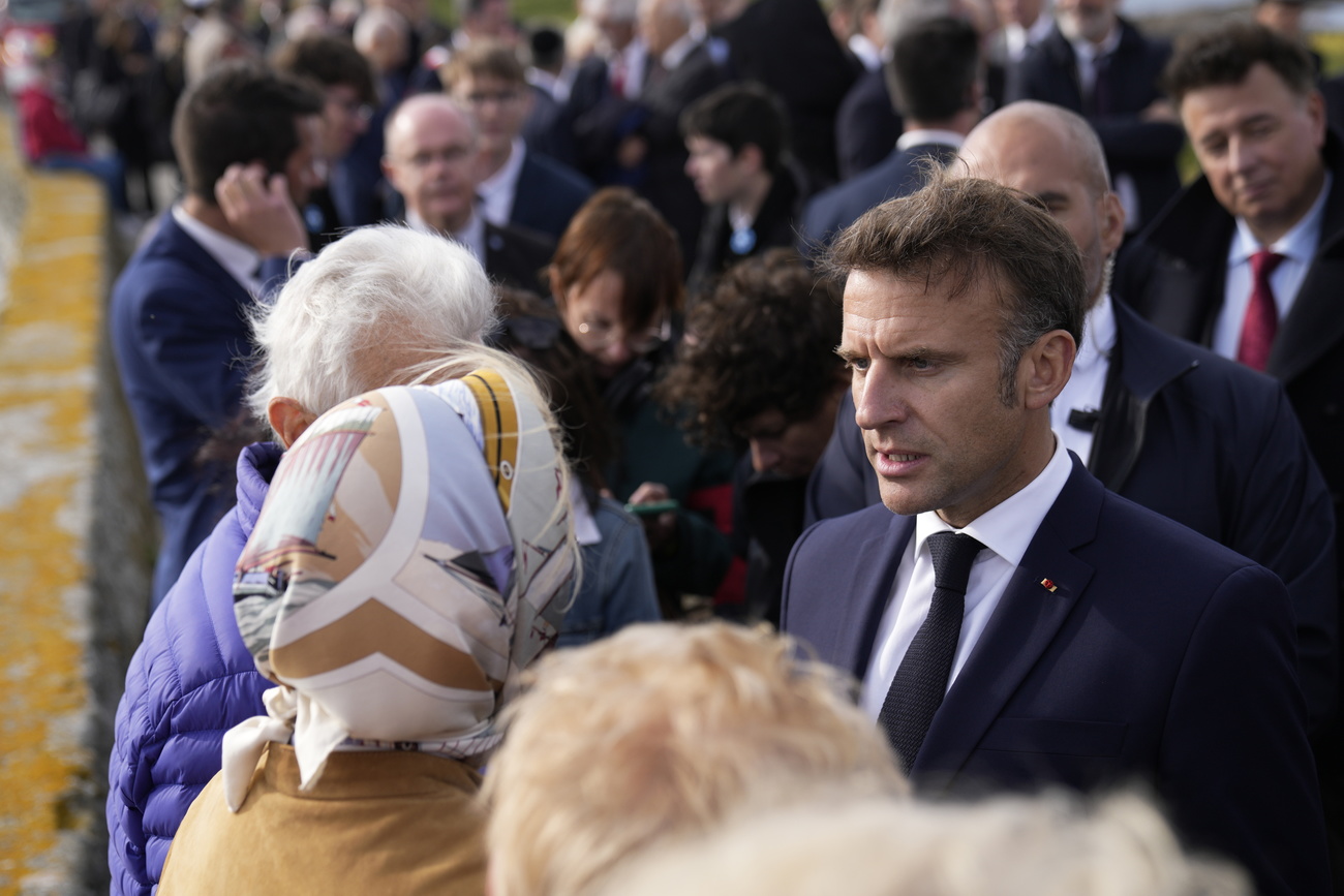 il presidente emmanuel macron in mezzo alla gente