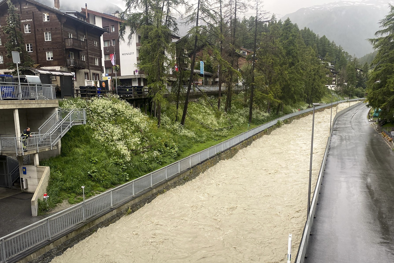 Сильные осадки в виде дождя переполнили местные водоемы и отрезали курортный Церматт в кантоне Вале от внешнего мира.