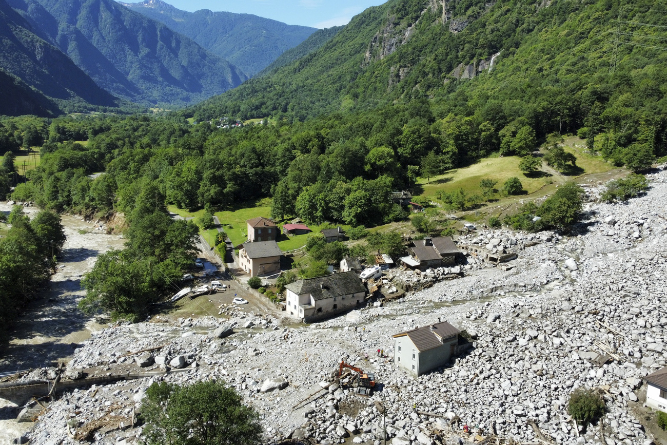Три человека пропали без вести после оползня в общине Лостальо (Lostallo), кантон Граубюнден, пять деревень региона остались без электричества. Наш обзор.