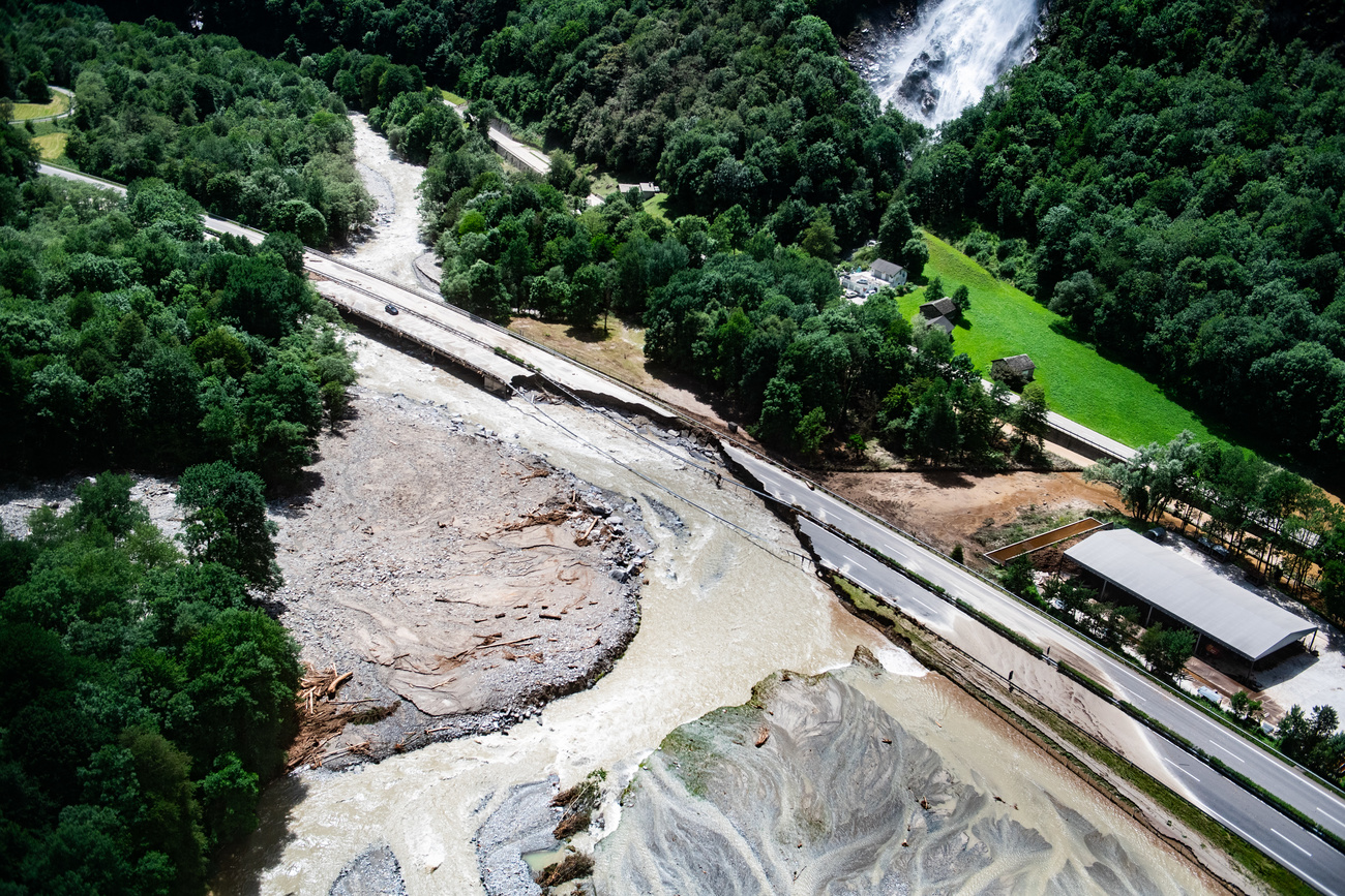 Veduta aerea dell'autostrada A13 tra Lostallo e Soazza completamente distrutta dalla forza del fiume Moesa