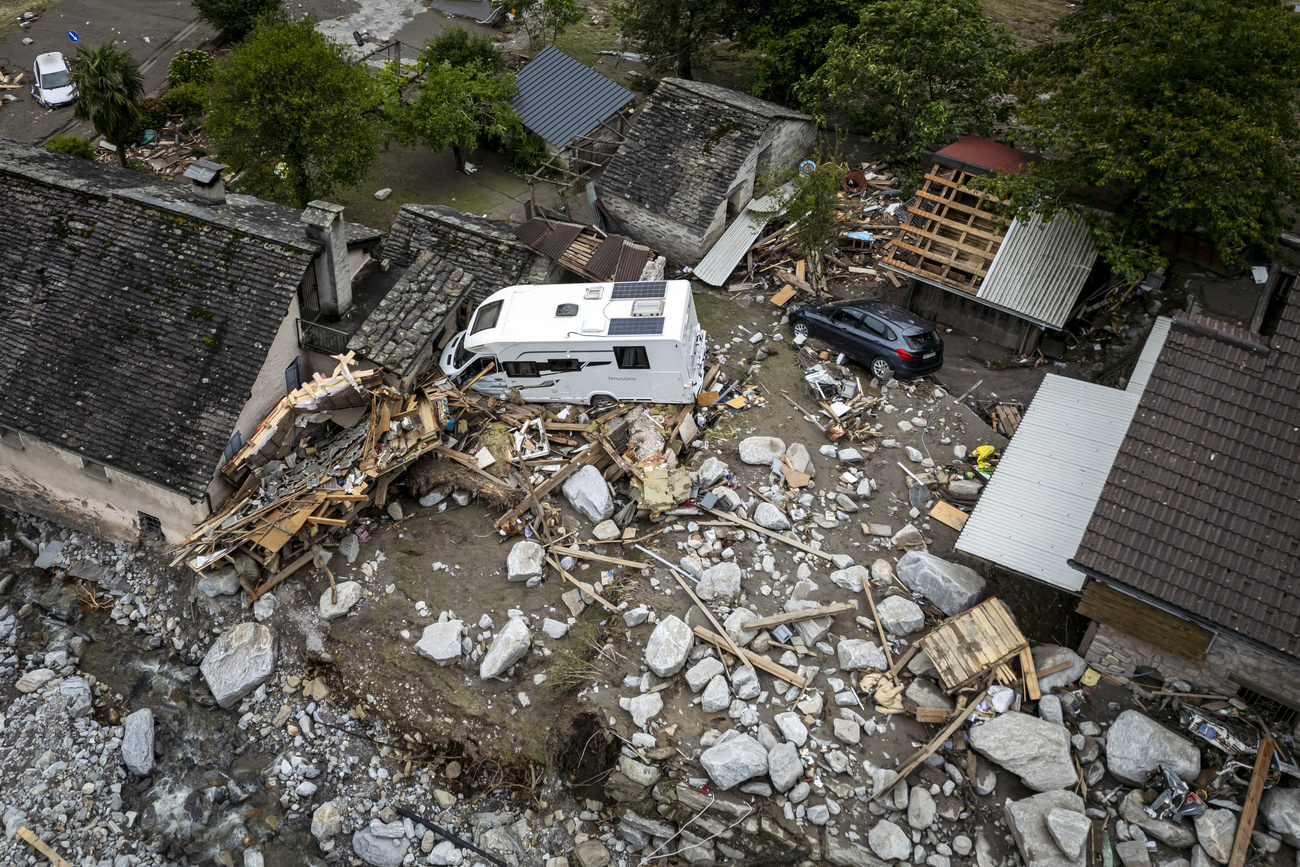 Carro em meio à destruição