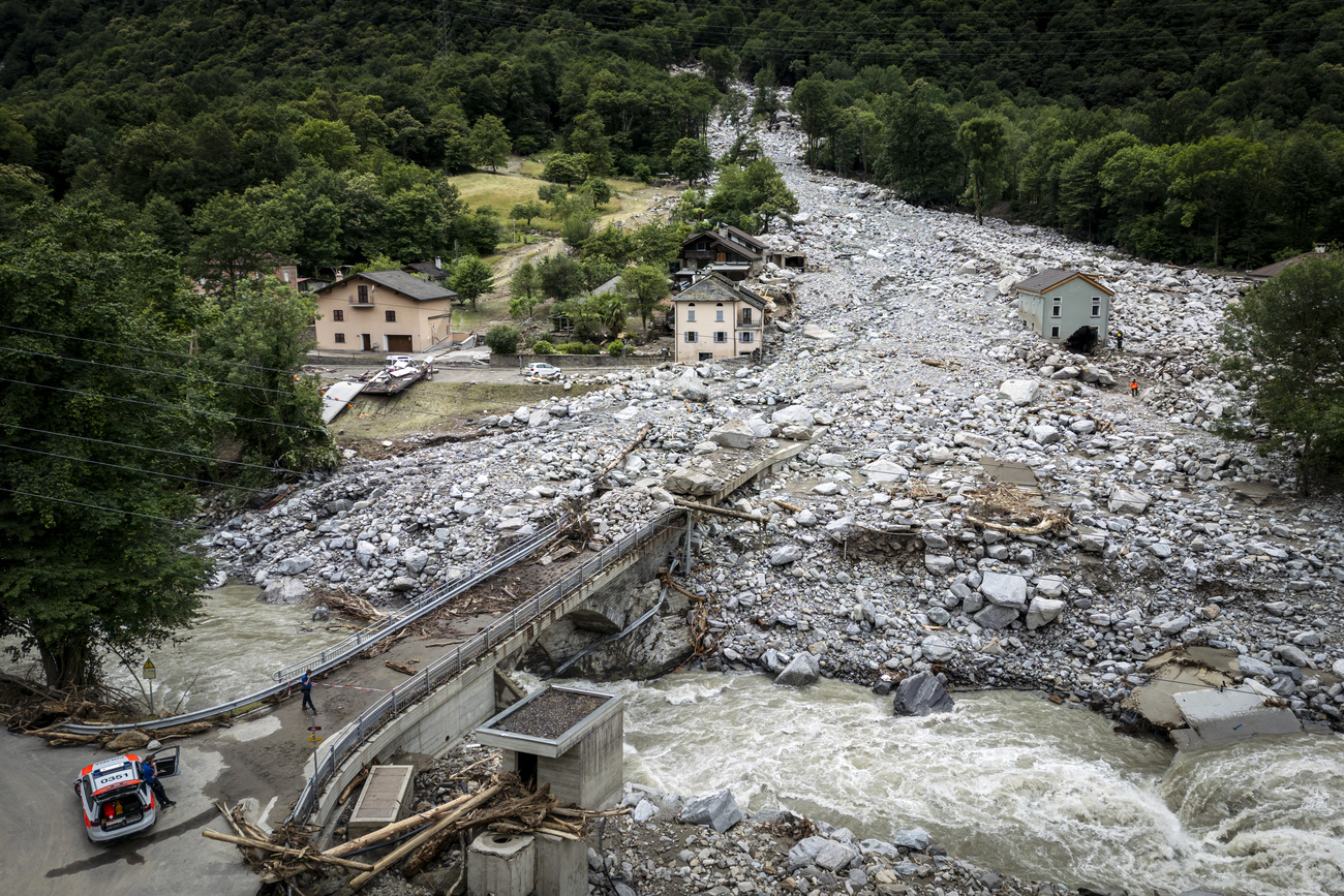 Geröll und eine weggeschwemmte Strasse in Lostallo
