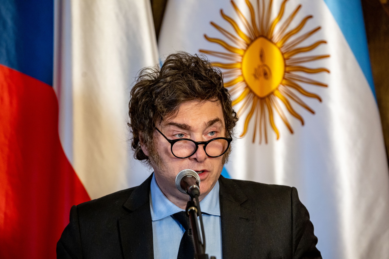 El presidente de Argentina, Javier Milei, habla con los medios en una conferencia de prensa después de reunirse con el presidente checo Petr Pavel (no mostrado) en el Castillo de Praga, en Praga, República Checa, el 24 de junio de 2024.