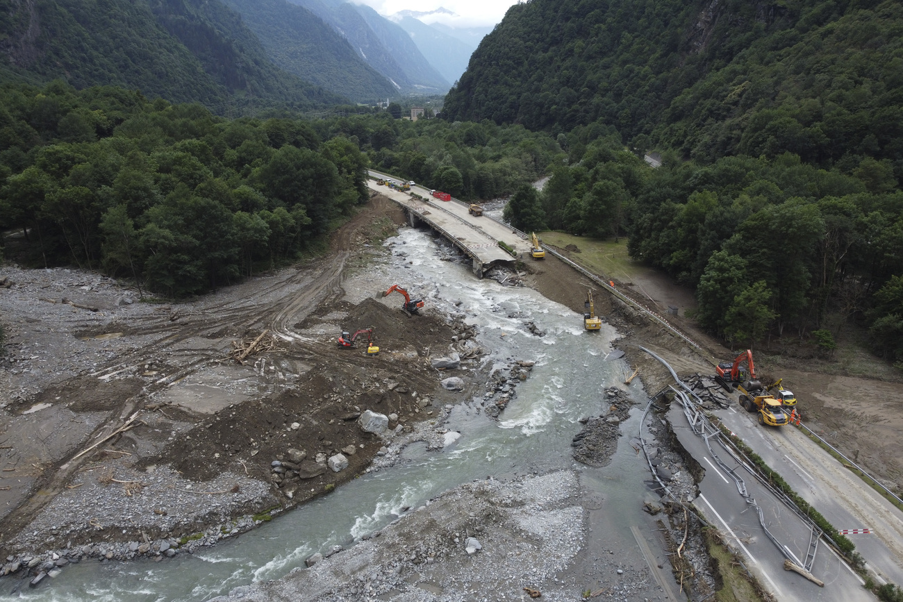L'autostrada A13 interrotta tra Lostallo e Soazza.